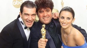 OSC124D:ENTERTAINMENT-OSCARS:LOS ANGELES,26MAR00 - Director Pedro Almodovar of Spain holds his Oscar Statue as he poses for photographers with Antonio Banderas and Penelope Cruz, at the 72nd Annual Academy Awards at the Shrine Auditorium in Los Angeles, March 26. Almodovar won his Oscar for Best Foreign Film for the movie "All About My Mother." (NOTE: THIS IMAGE IS EMBARGOED FOR INTERNET PUBLICATION UNTIL 12:30AM EST (05:30 GMT MARCH 27). jp/Photo by Mike Blake REUTERS